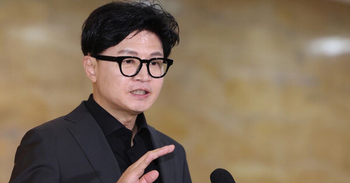 한동훈 무소속 의원이 기자회견에서 발언하는 모습 — 폭로의 정치 칼럼 썸네일