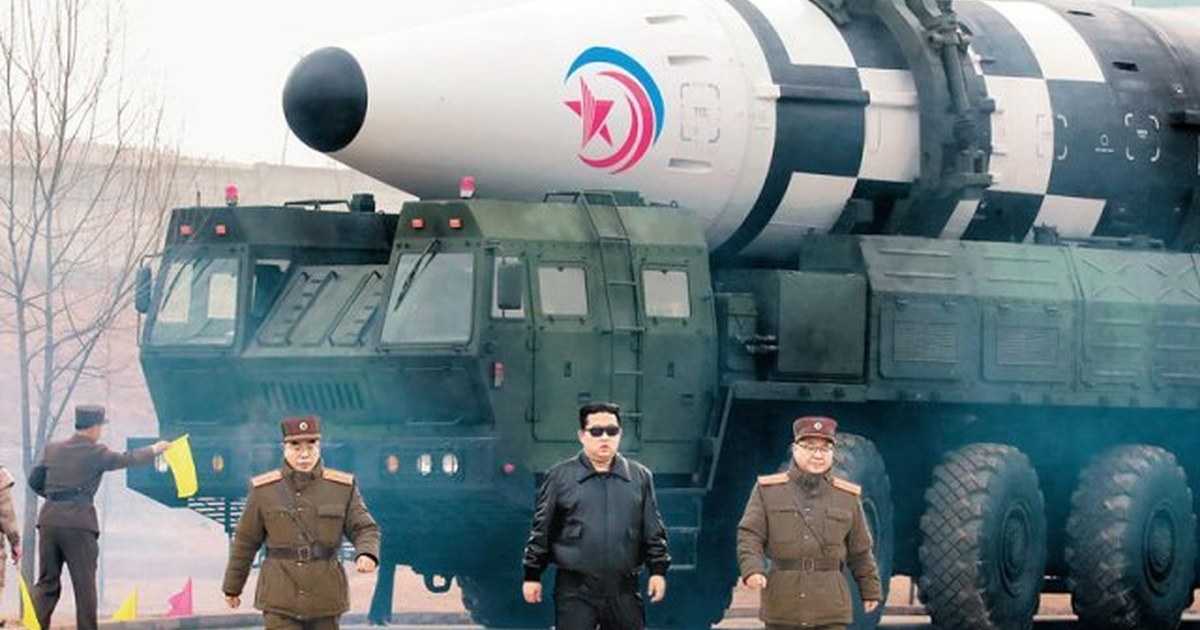 김정은과 북한 ICBM 이동발사대 — 김수키(Kimsuky) 배후인 정찰총국 국가 지원 사이버 위협의 상징