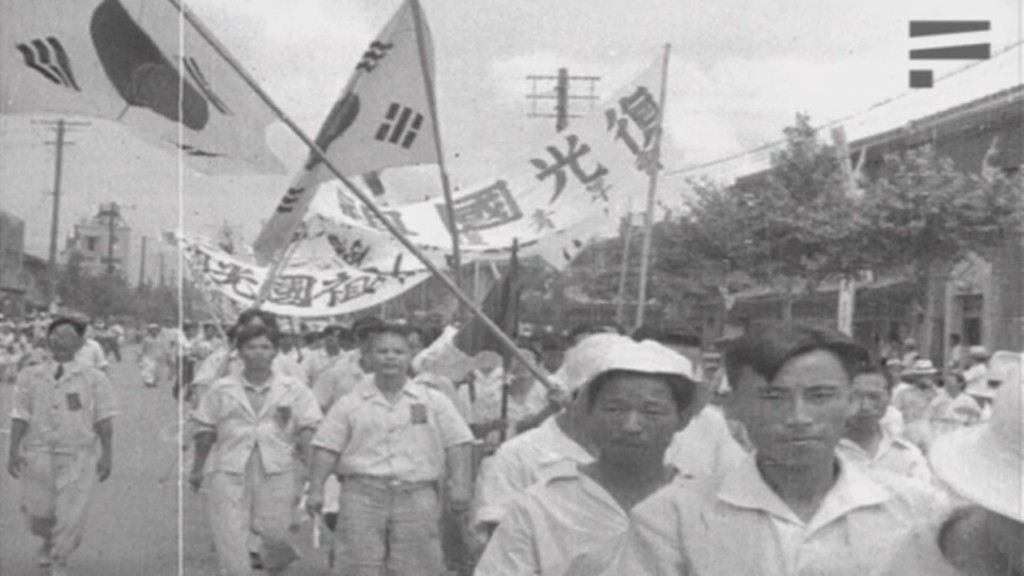 광복 직후 거리 행진. 태극기와 復國光榮 깃발